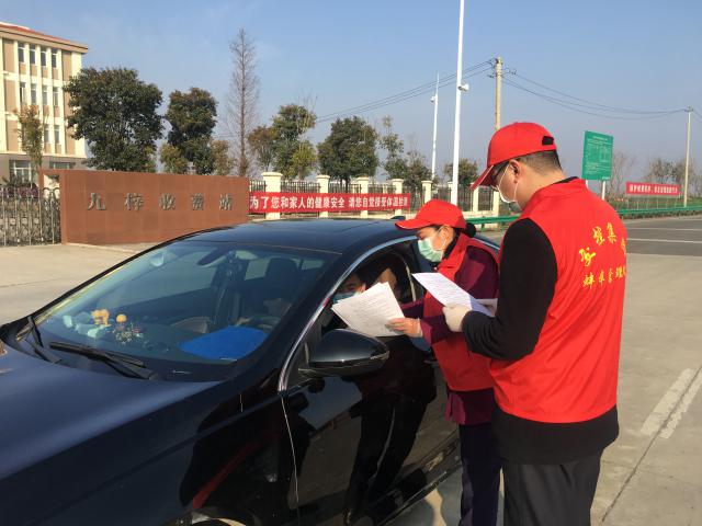 2月1日，蚌埠處九梓站向廣大司乘人員發(fā)放《安徽省交通運輸廳疫情防控工作指揮部 致司乘朋友的公開信》 (1).jpg