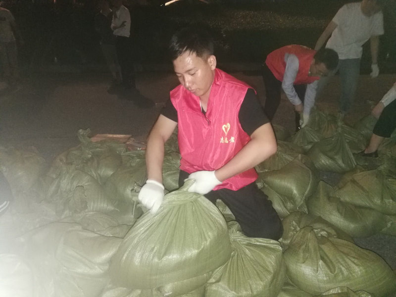 1595899704140541.jpg 高速地產(chǎn)“抗洪救災志愿小隊”青年支援街道防汛工作_調整大小.jpg