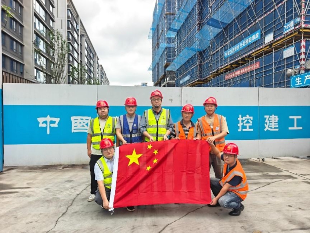 交控建工集團(tuán)合肥濱科城項目開展“我和國旗合影”活動.png